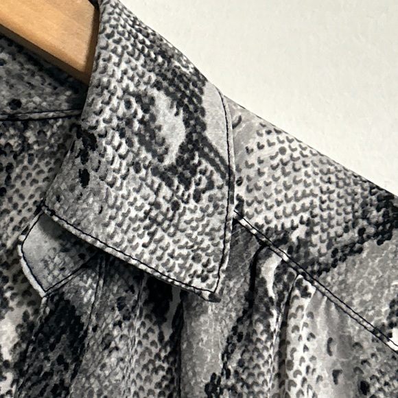 Jaclyn Smith Women’s Medium Animal Print Button Blouse Long Sleeve Altered - Picture 3 of 13